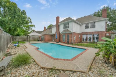 Spacious backyard and large pool perfect for family getherings and entertaining